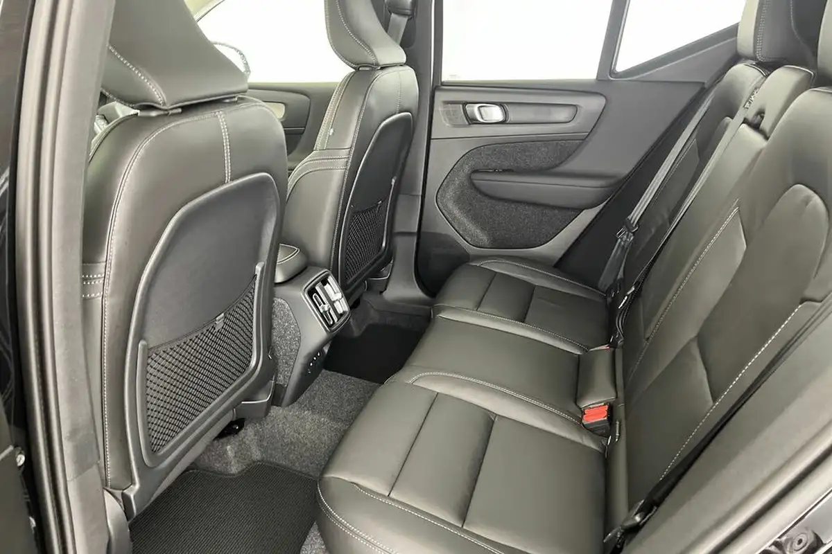 2024-volvo-xc40-20-b3-ultra-bright-big-16