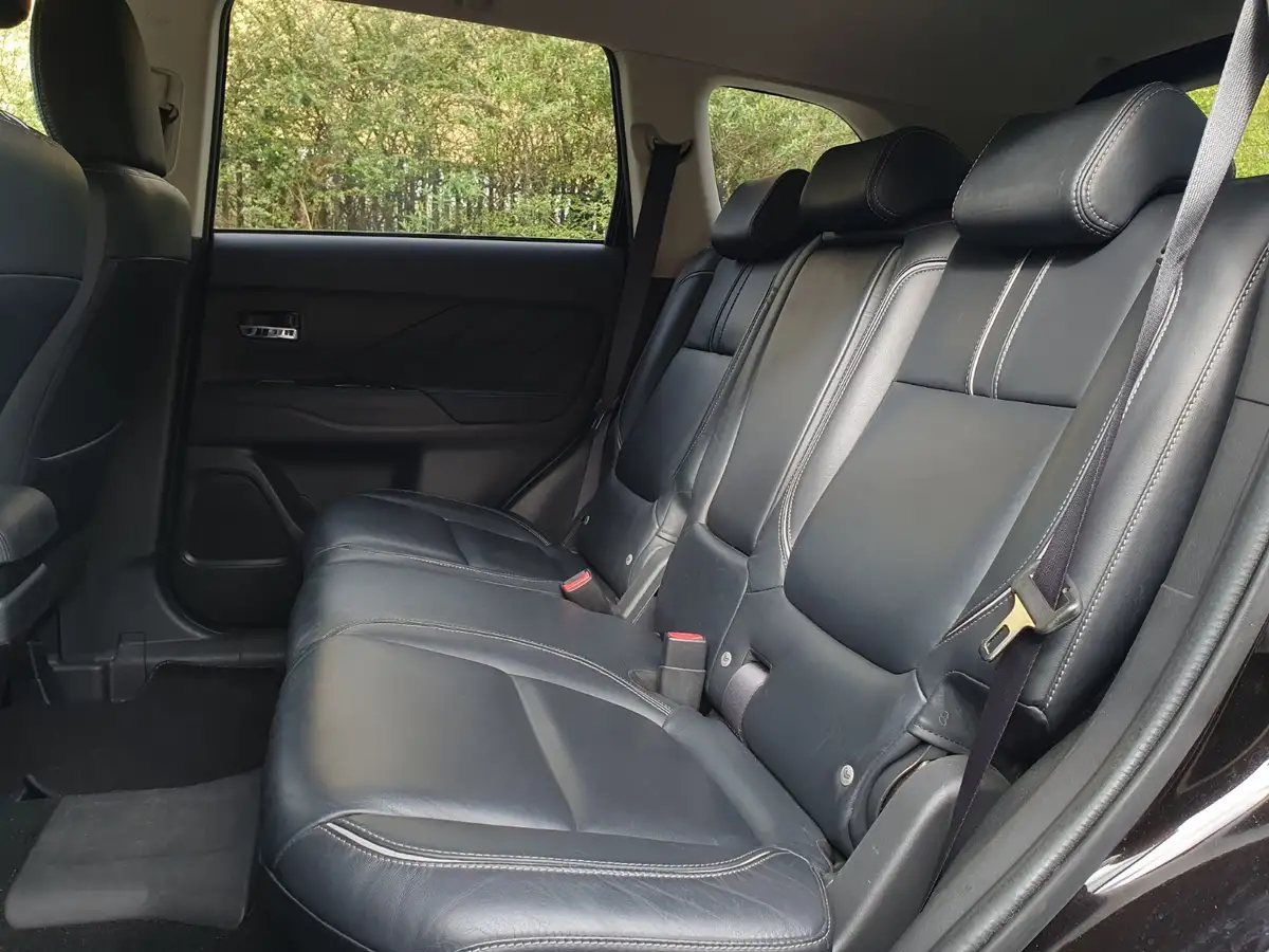 2015-mitsubishi-outlander-20-gx4h-phev-big-8