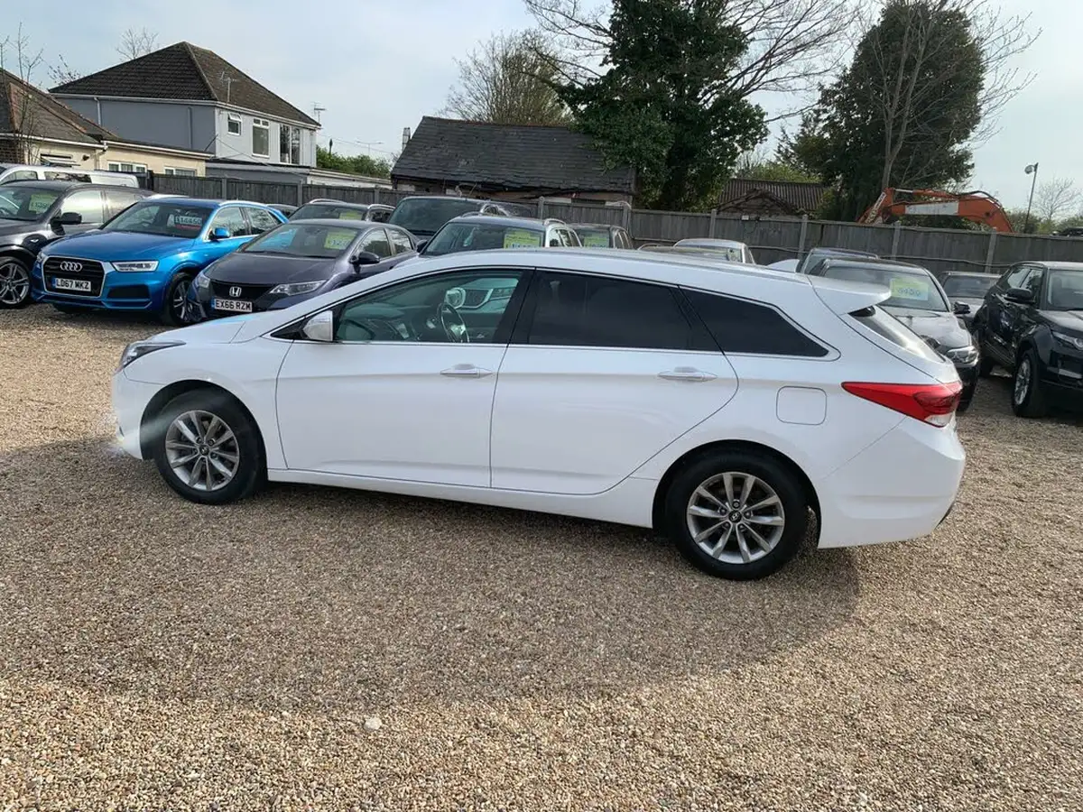 2016-hyundai-i40-17crdi-se-nav-141ps-estate-5d-big-3