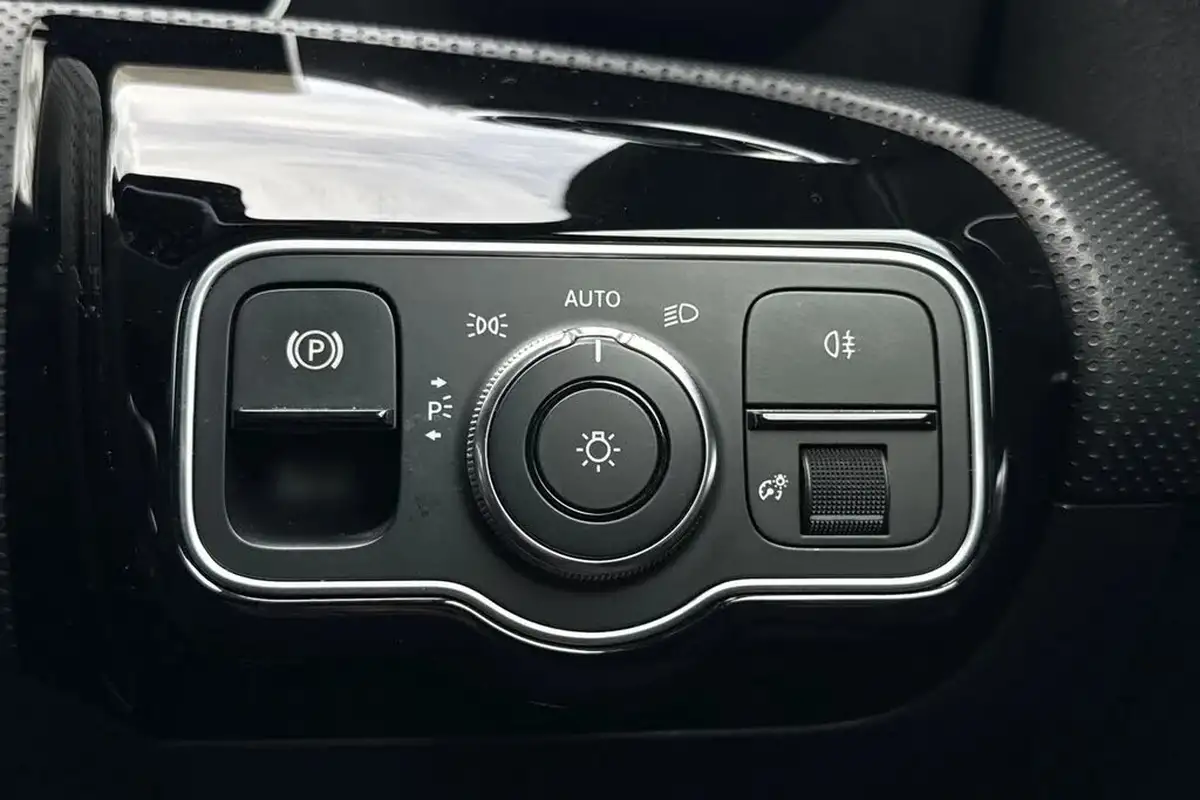 2019-mercedes-benz-a-class-13-a200-amg-line-executive-hatchback-5d-big-27