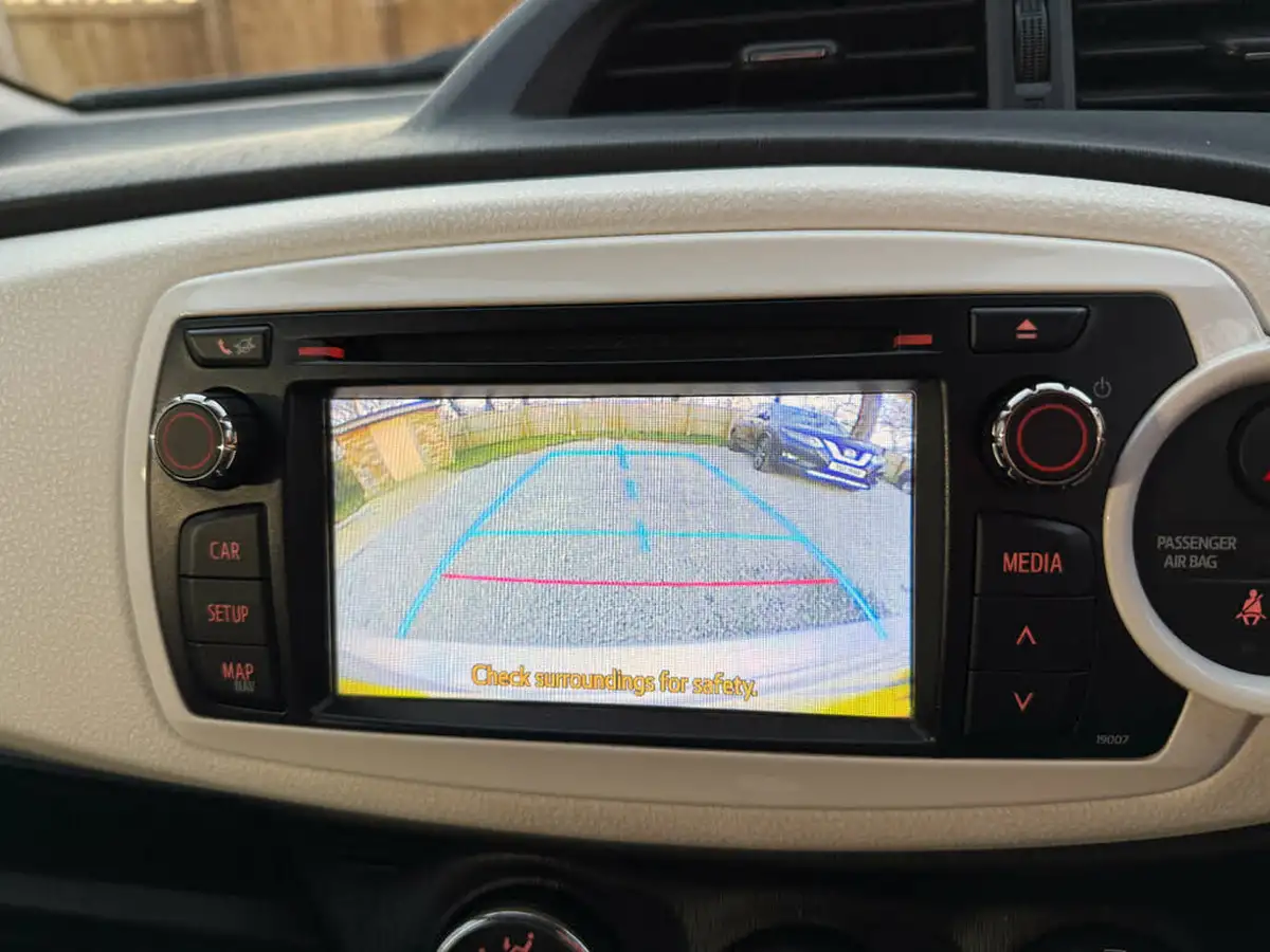 2013-toyota-yaris-133-trend-vvt-i-5d-big-54