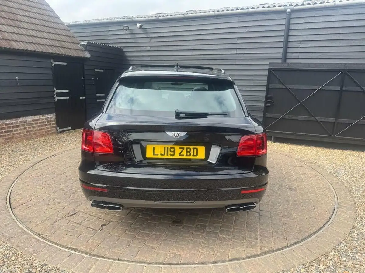 2019-bentley-bentayga-40-v8-big-3
