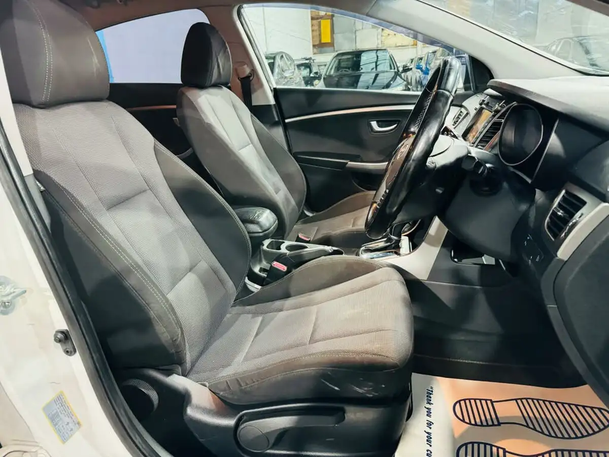 2012-hyundai-i30-16td-style-110ps-auto-big-10