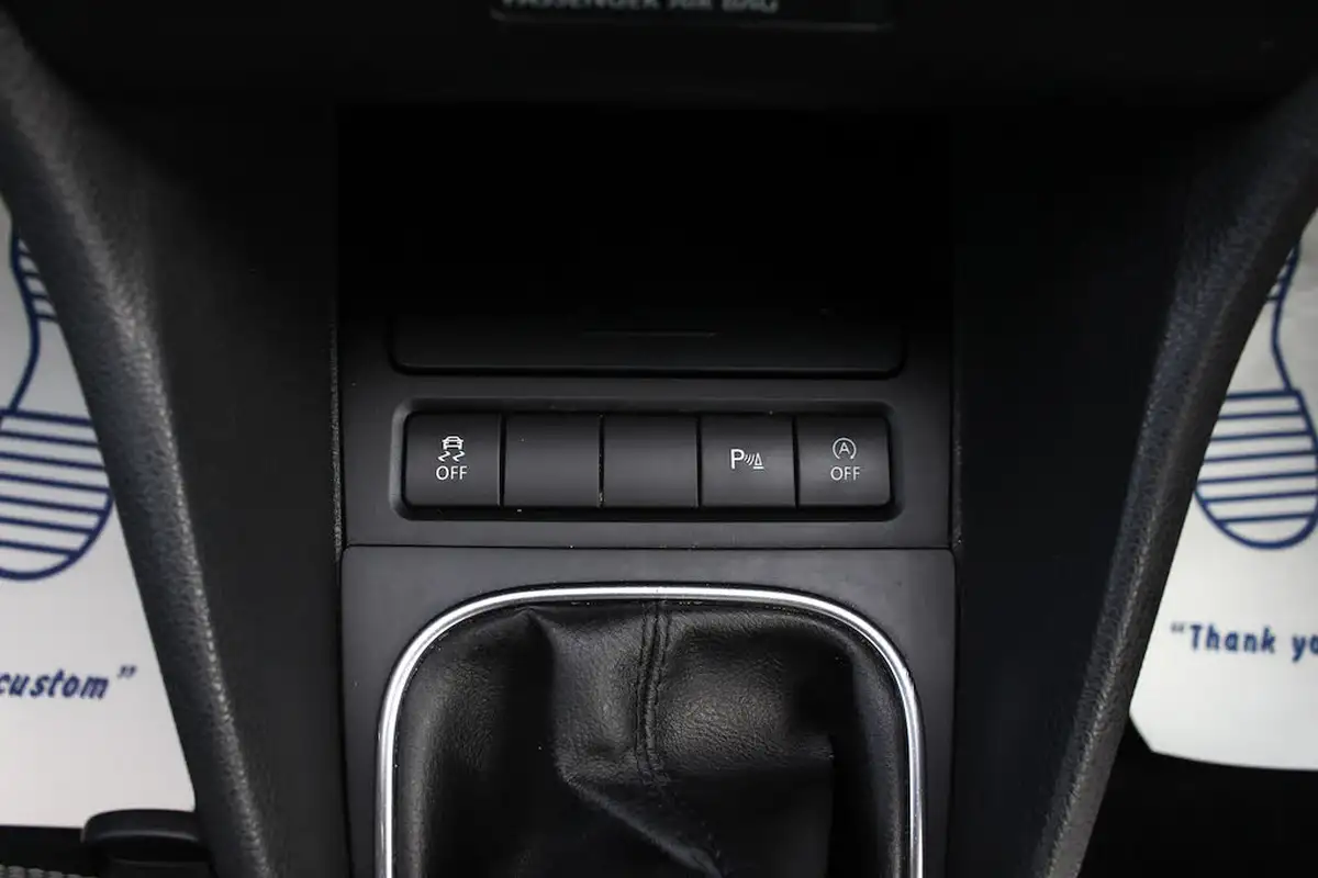 2012-volkswagen-golf-16td-blue-motion-match-5d-big-28