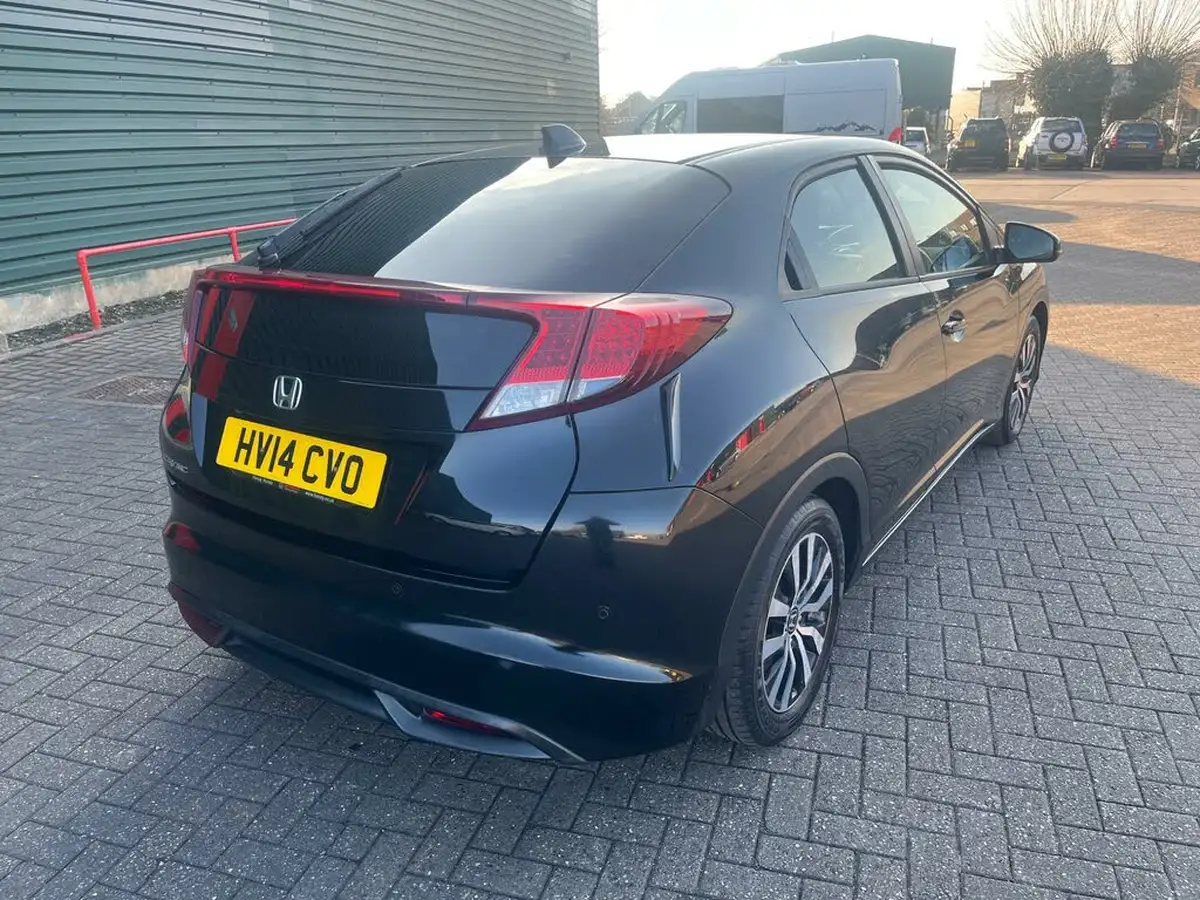 2014-honda-civic-16td-se-plus-hatchback-big-5