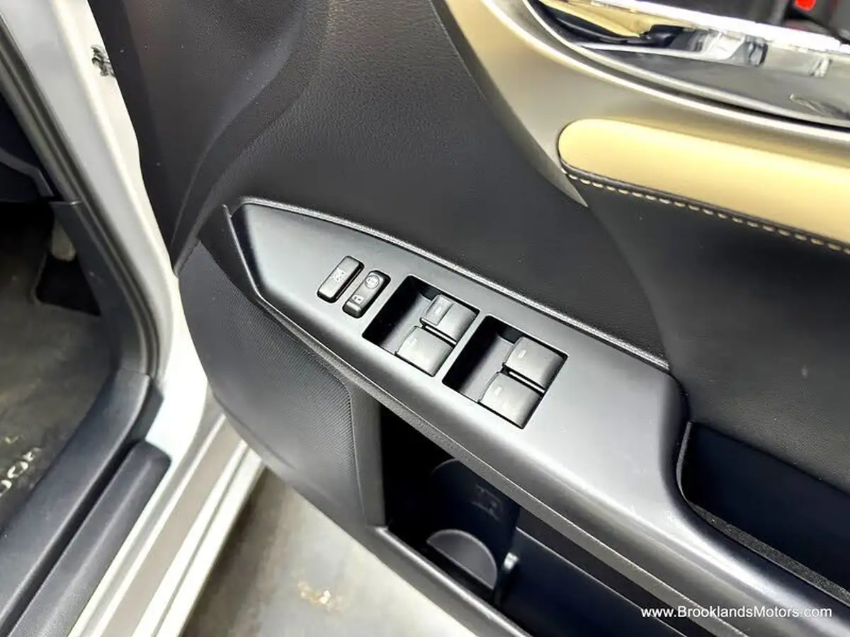 2014-lexus-ct-200h-18-luxury-big-16