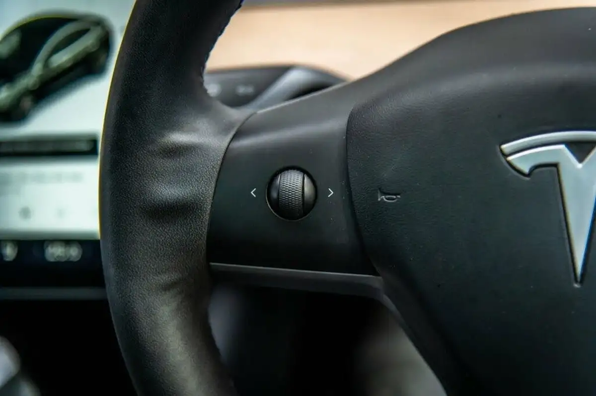 2020-tesla-model-3-e-performance-big-8