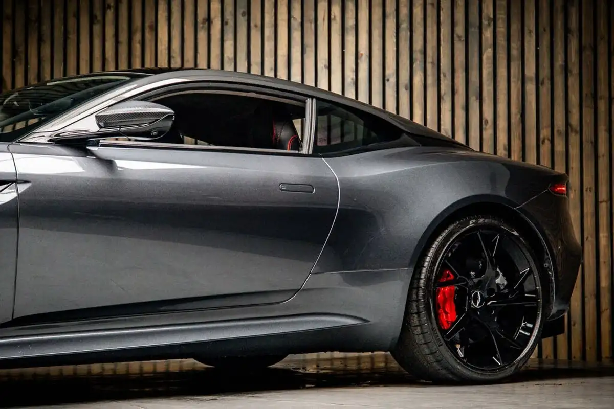 2019-aston-martin-dbs-52-v12-superleggera-big-15