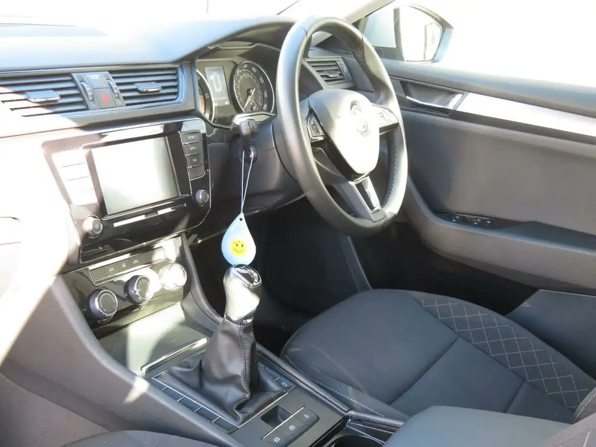 2017-skoda-superb-16tdi-s-hatchback-big-19
