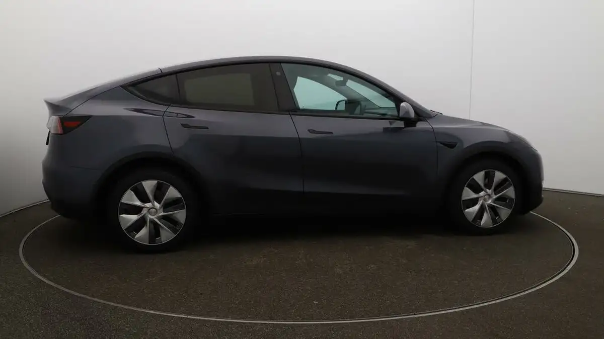 2022-tesla-model-y-e-long-range-big-41