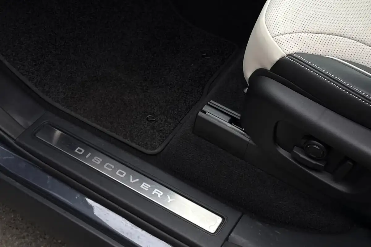 2024-land-rover-discovery-30-d300-dynamic-hse-big-39