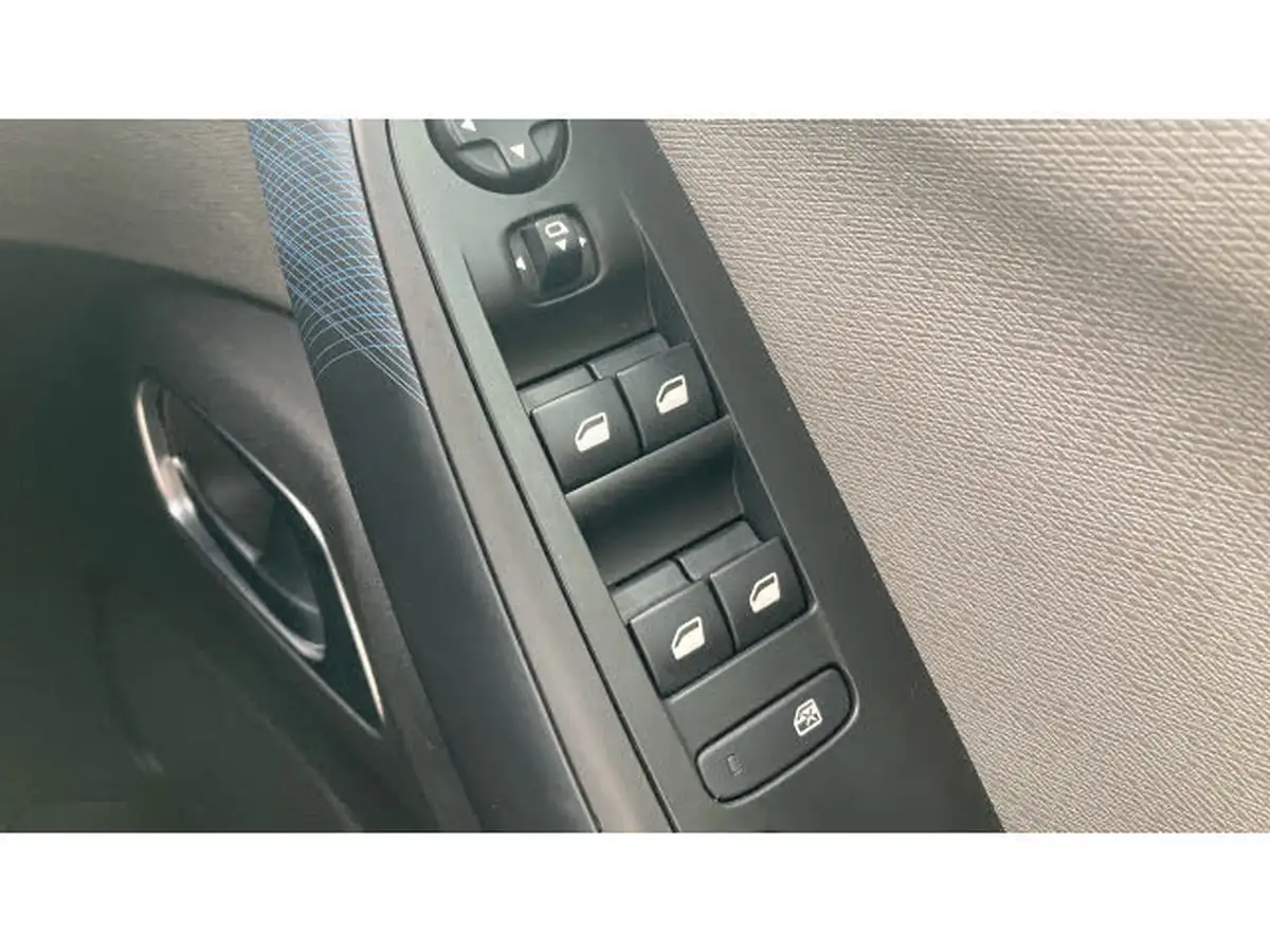 2016-citroen-grand-c4-picasso-16bluehdi-feel-eat6-big-31