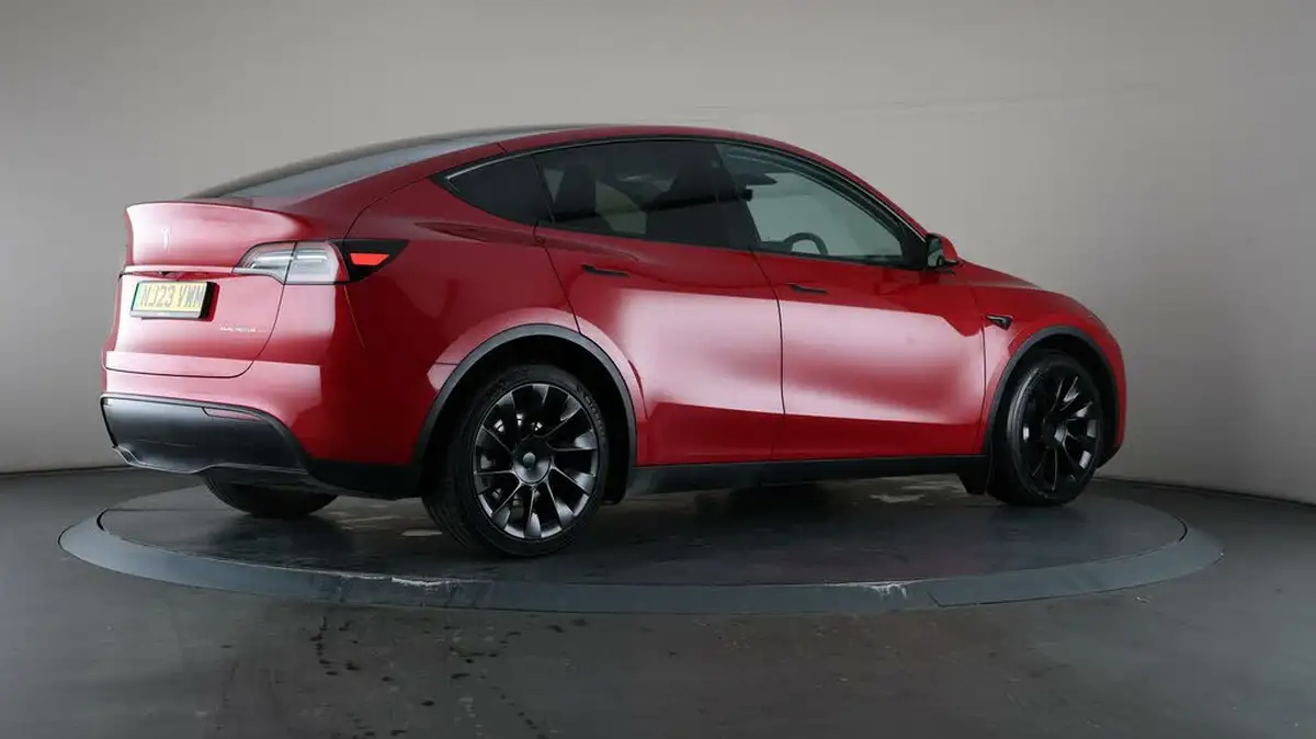 2023-tesla-model-y-e-long-range-big-57