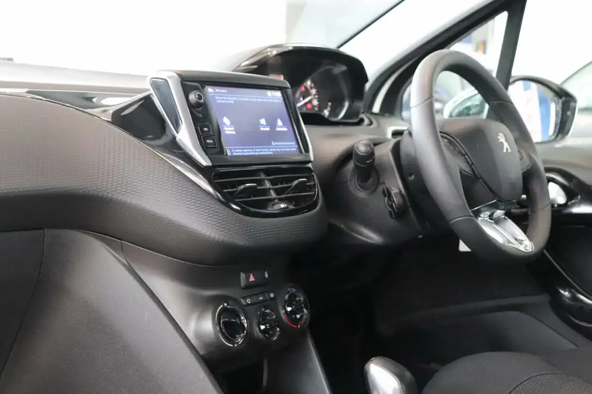 2019-peugeot-208-12-puretech-signature-big-33
