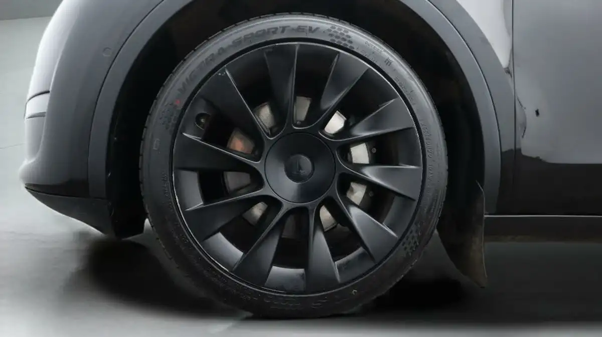 2022-tesla-model-y-e-long-range-big-18