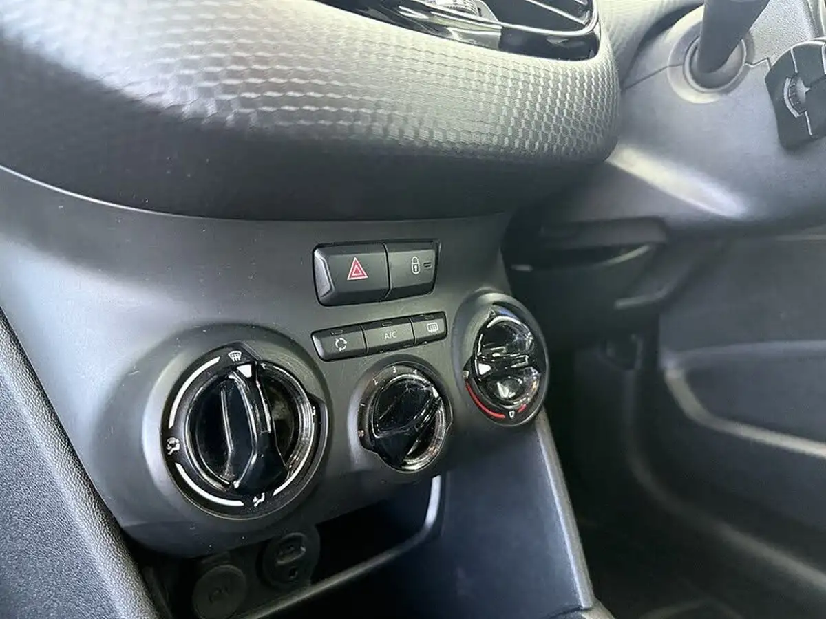 2015-peugeot-208-10-puretech-access-ac-3d-big-44