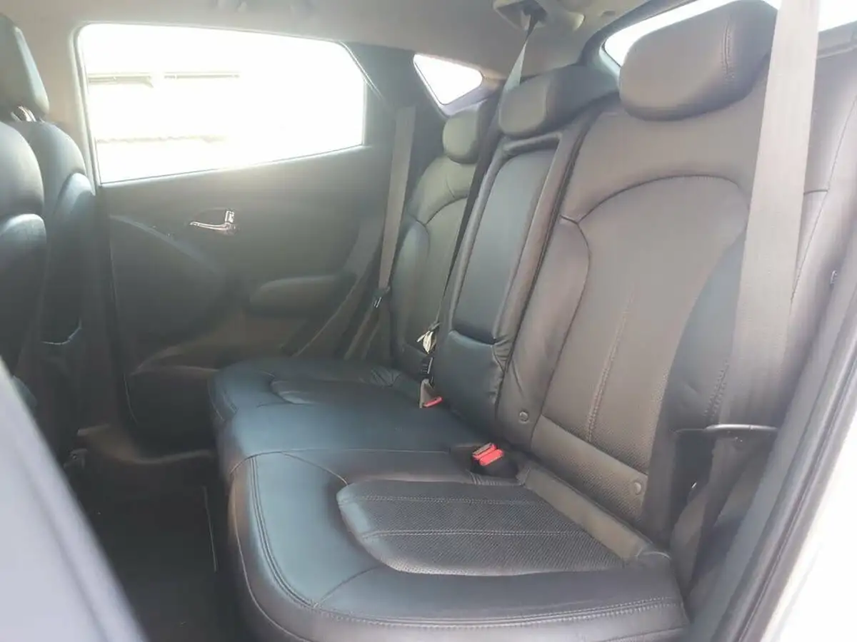 2012-hyundai-ix35-20td-premium-4wd-big-11