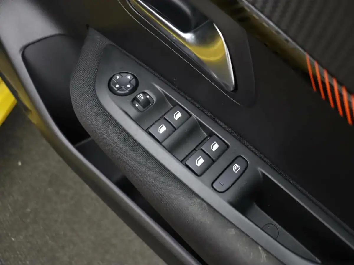 2023-peugeot-208-12-puretech-active-premium-100ps-eat8-big-13
