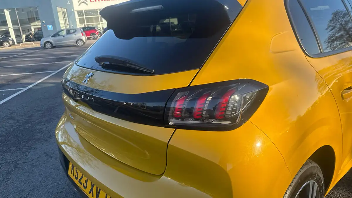 2023-peugeot-208-12-puretech-allure-premium-130ps-eat8-big-29
