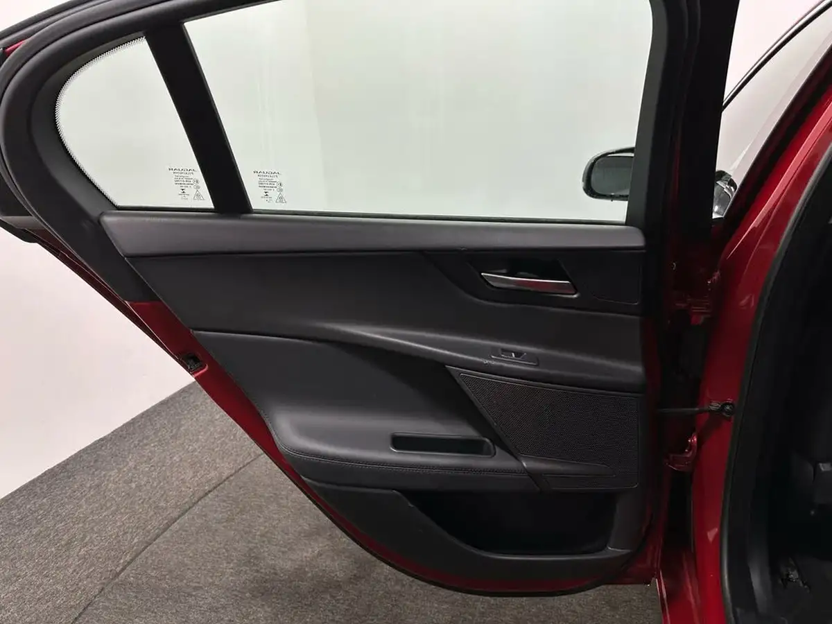 2018-jaguar-xe-20i-portfolio-200ps-1997cc-big-35