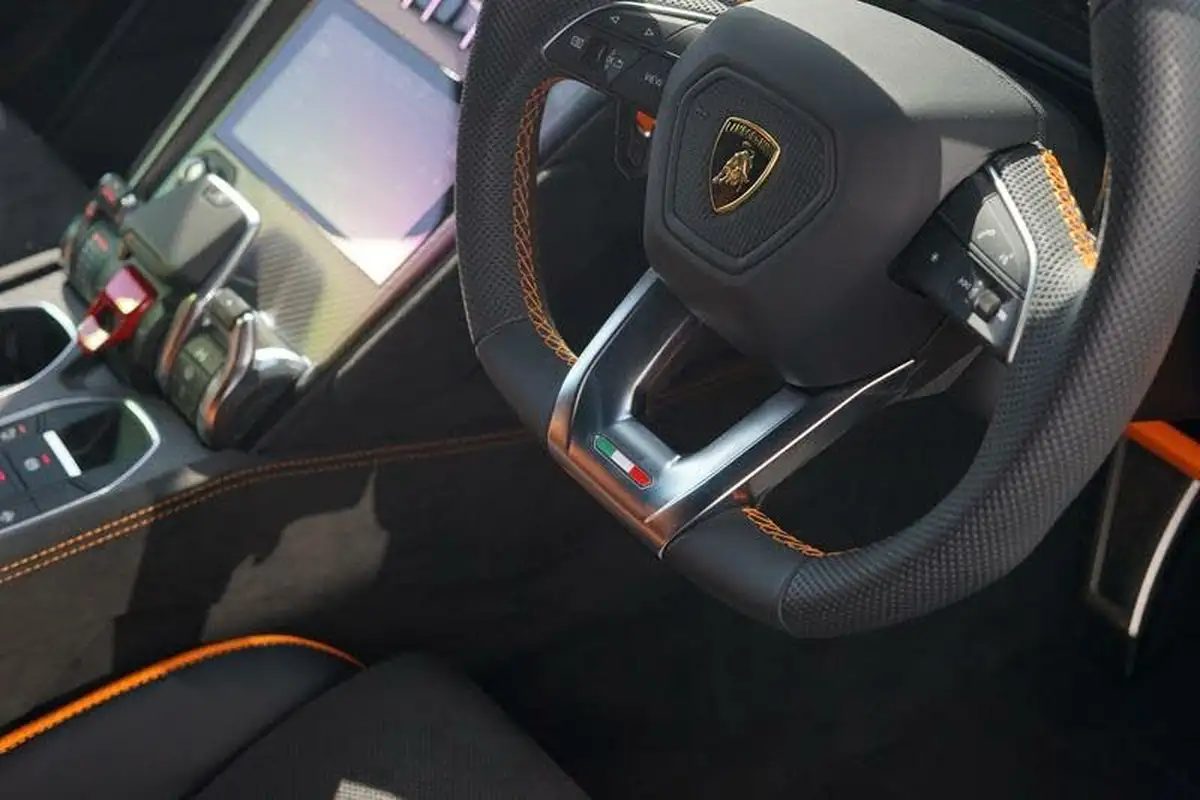 2024-lamborghini-urus-40-no-trim-big-15