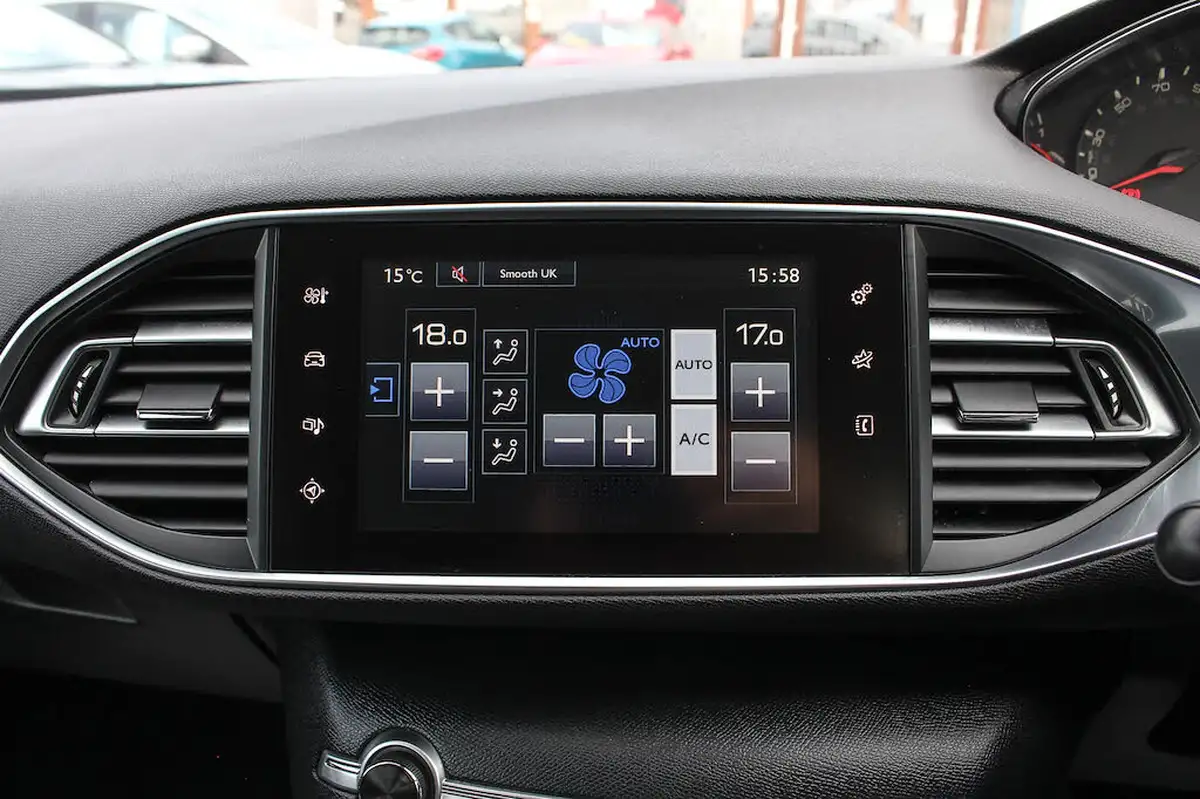 2015-peugeot-308-12-active-puretech-110bhp-big-33
