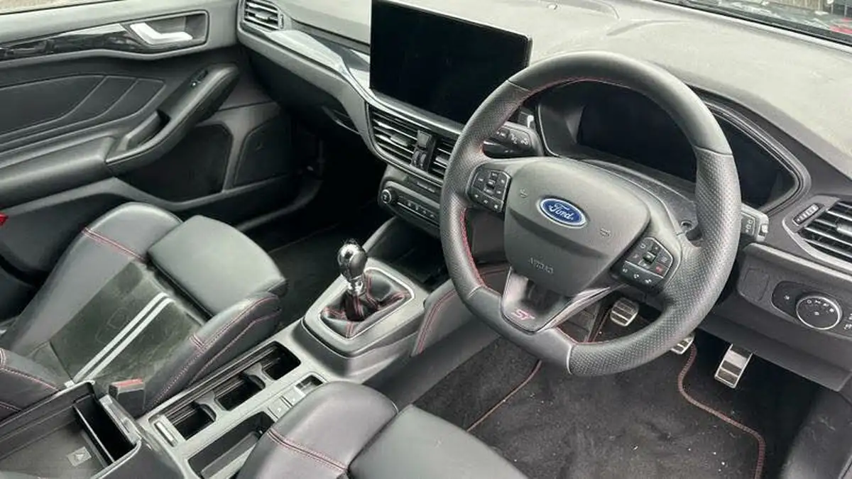 2023-ford-focus-23t-st-hatchback-big-5