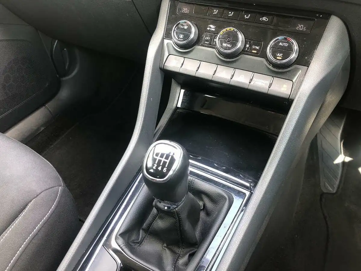 2022-skoda-karoq-15-tsi-se-drive-big-16