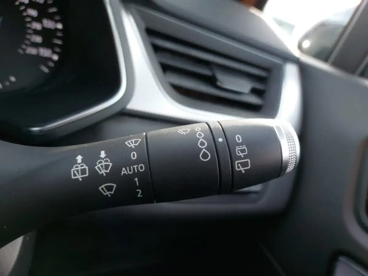 2021-renault-captur-10-tce-play-100bhp-big-18