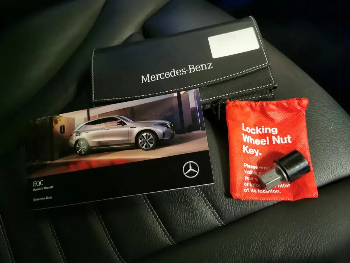 2021-mercedes-benz-eqc-e-eqc-400-amg-line-big-30