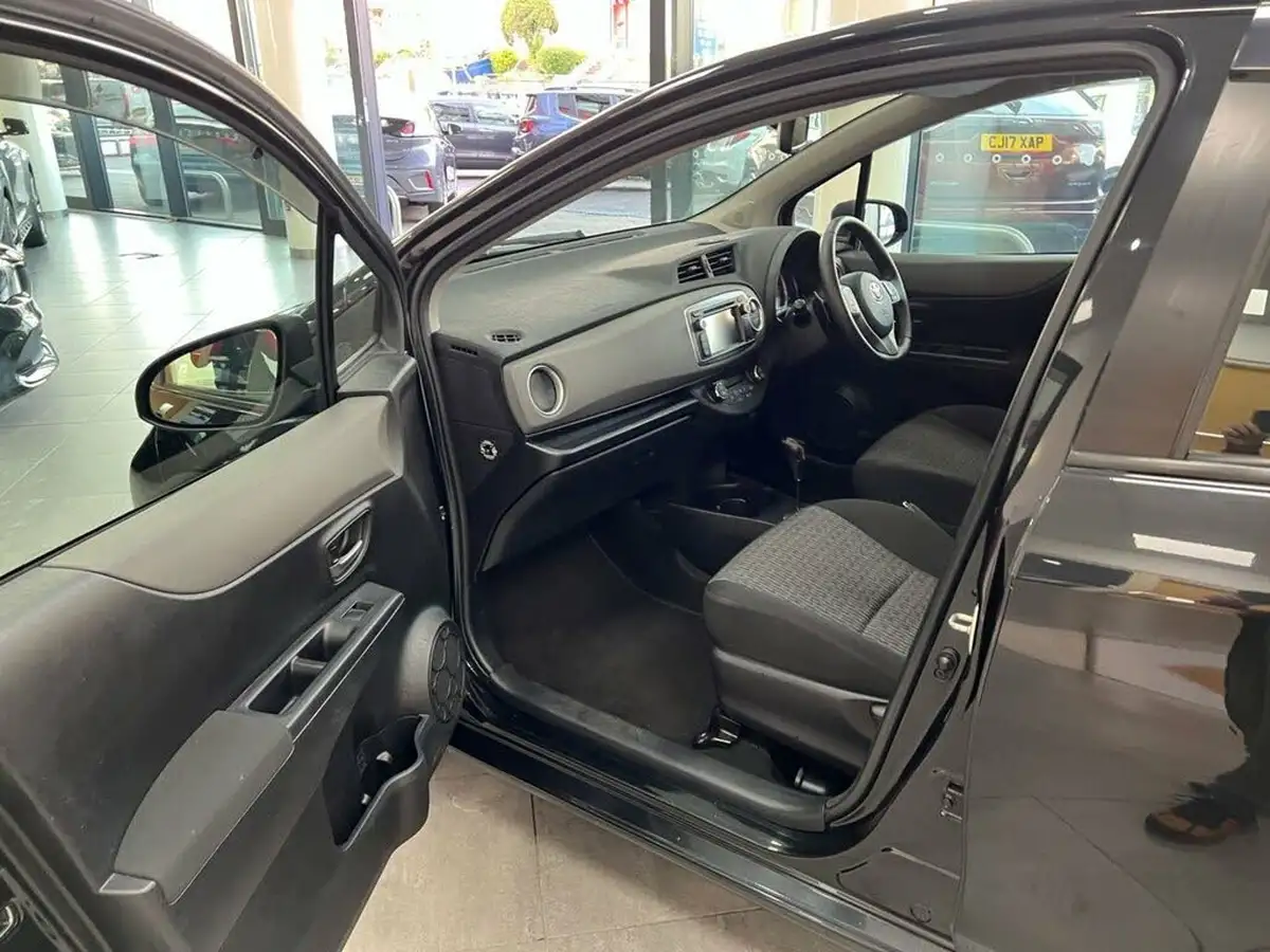 2014-toyota-yaris-133-icon-m-drive-s-big-44