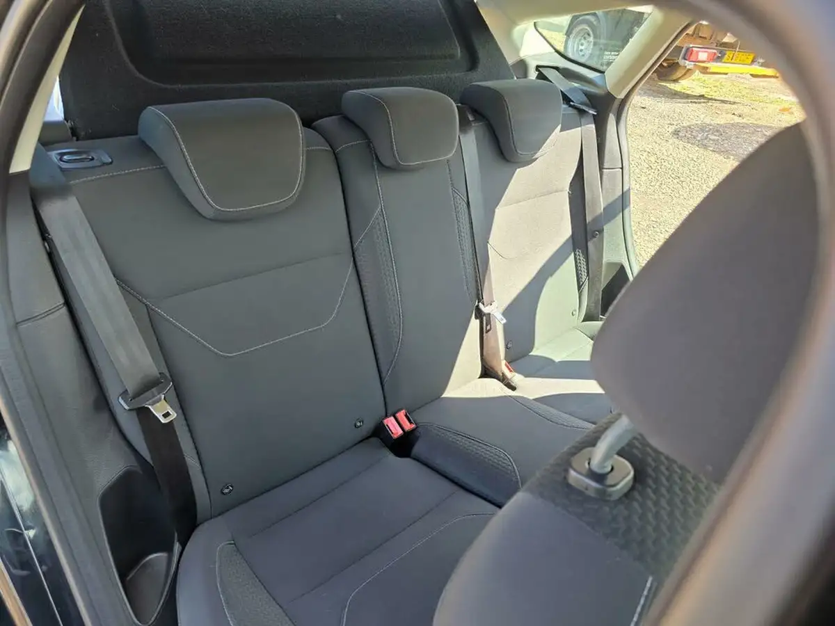 2015-ford-focus-16-zetec-hatchback-big-23