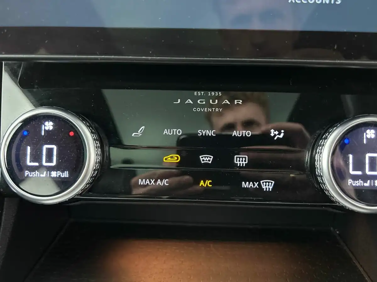 2022-jaguar-f-pace-20-d200-r-dynamic-black-big-26