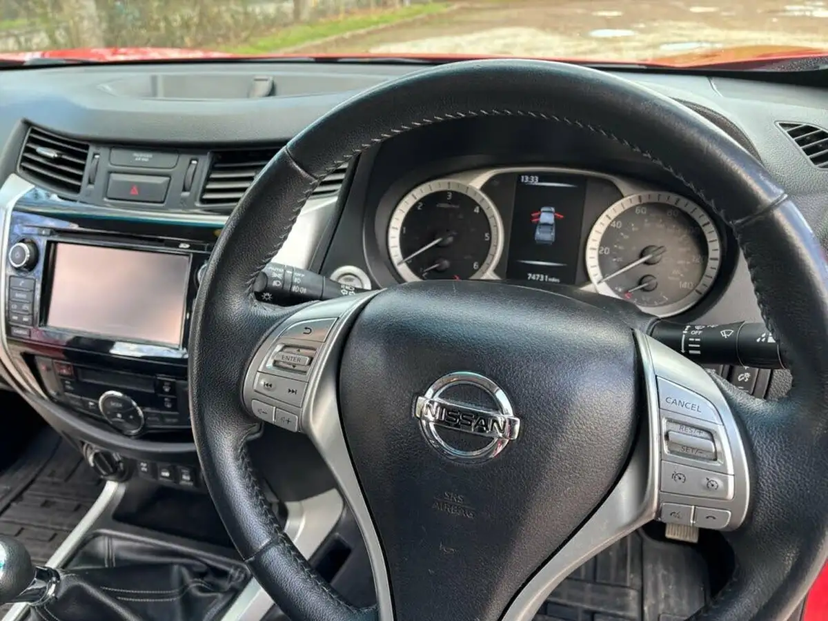 2017-nissan-navara-23dci-tekna-big-17