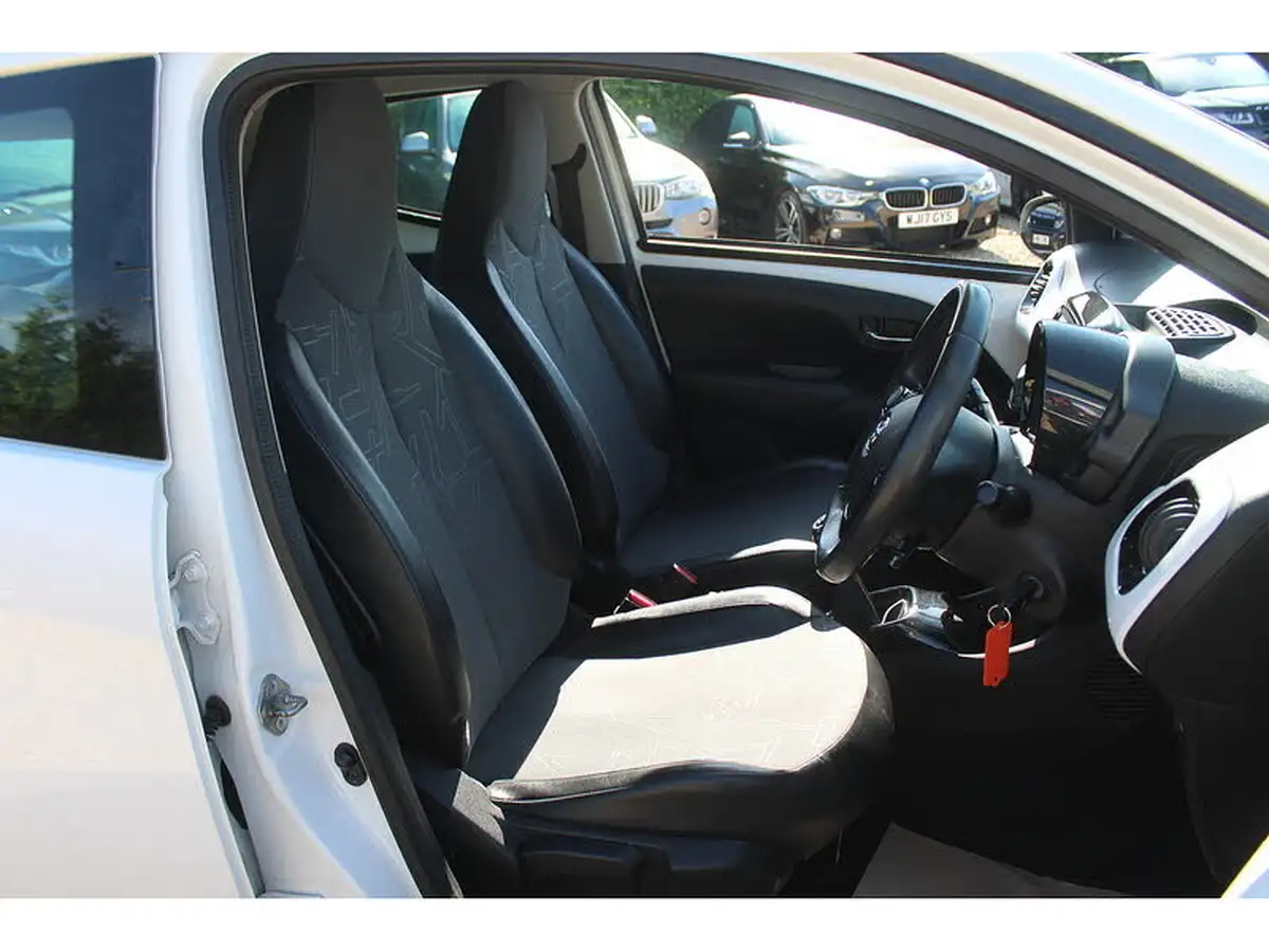 2015-toyota-aygo-10-x-pression-x-wave-x-tra-convenience-x-nav-big-10