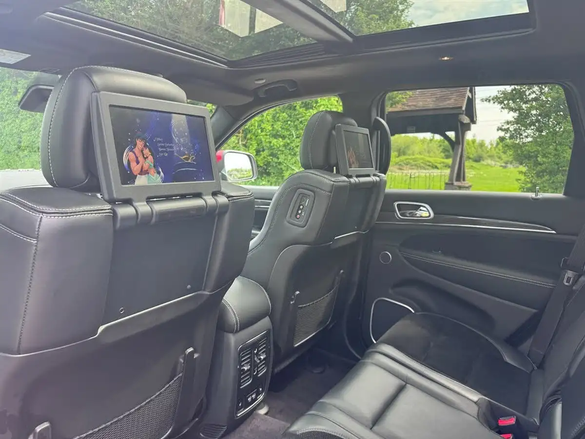 2017-jeep-grand-cherokee-64-hemi-srt-big-21