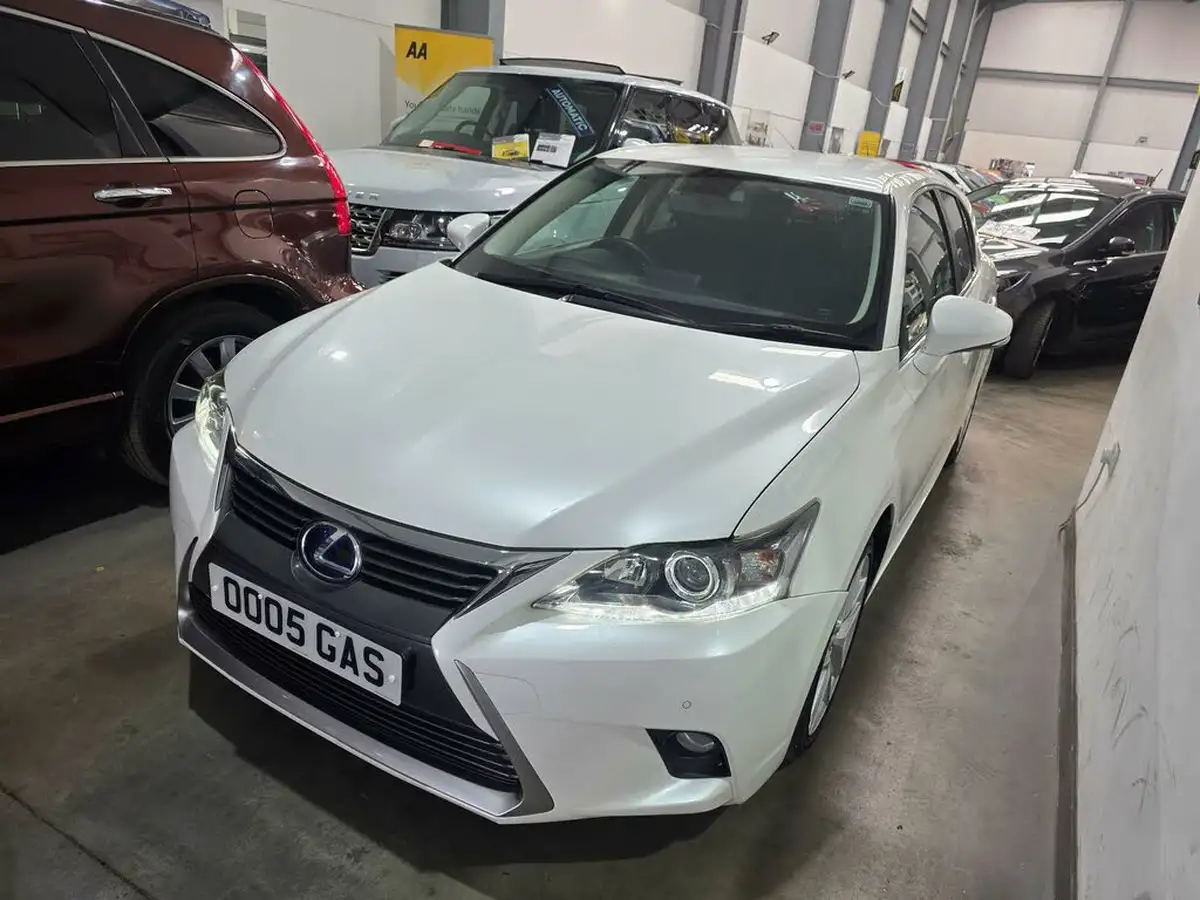2015-lexus-ct-200h-18-advance-cvt-big-3