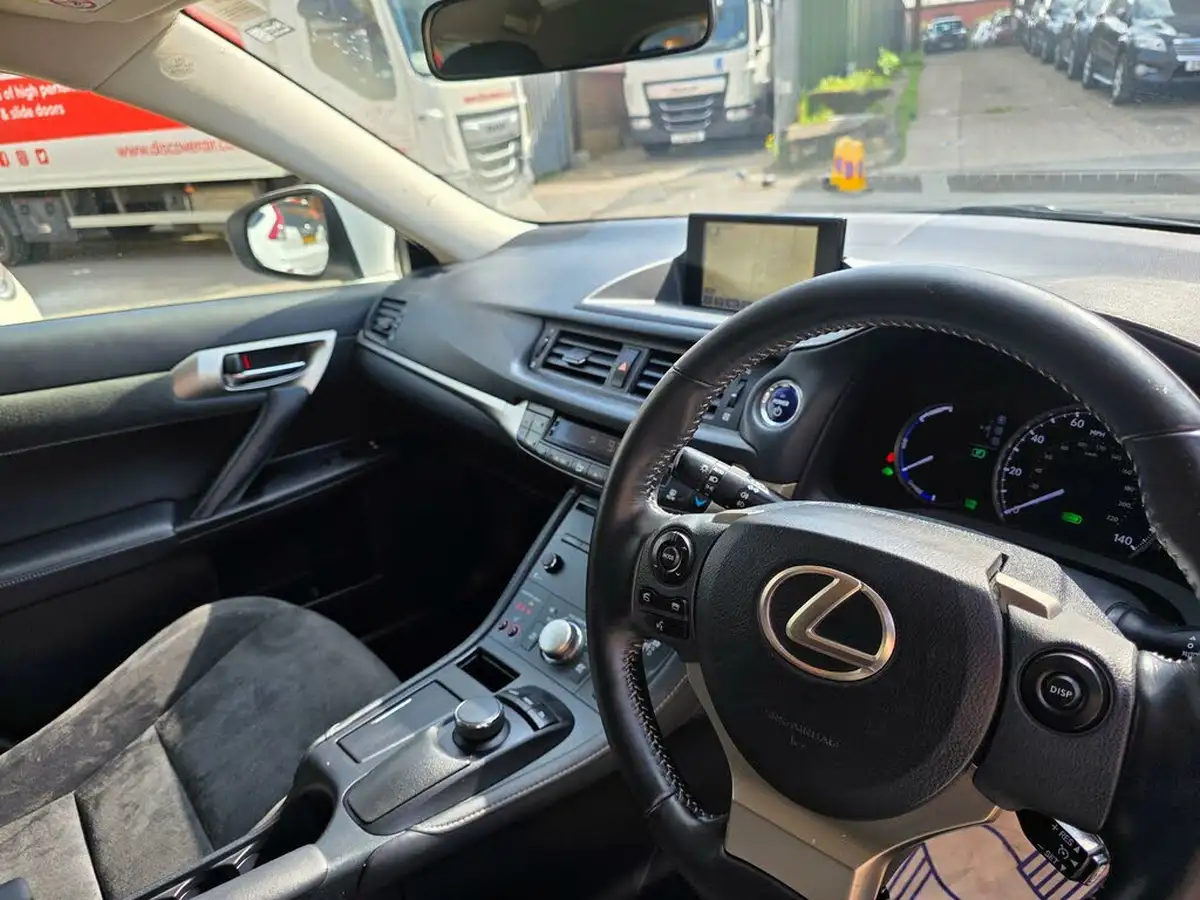 2015-lexus-ct-200h-18-advance-cvt-big-27