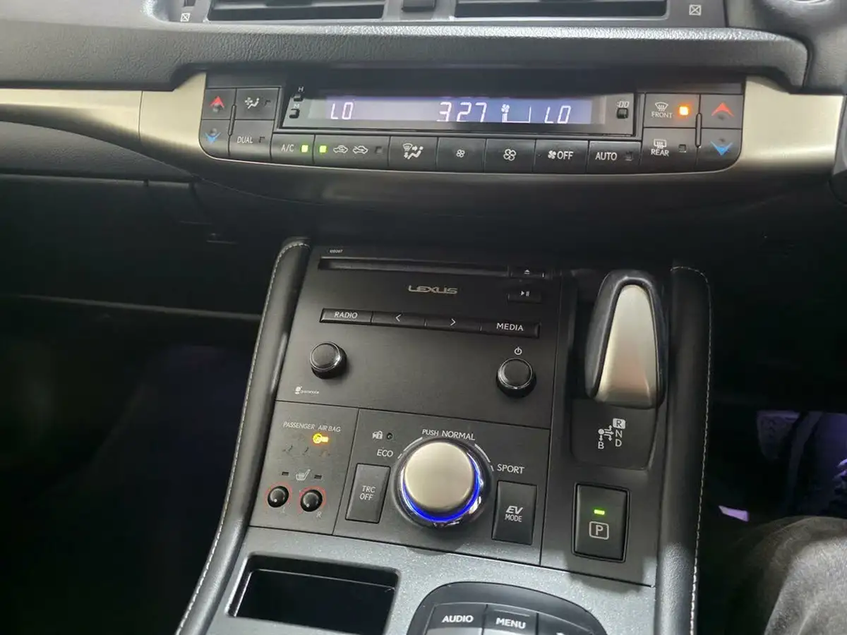 2015-lexus-ct-200h-18-advance-cvt-big-51