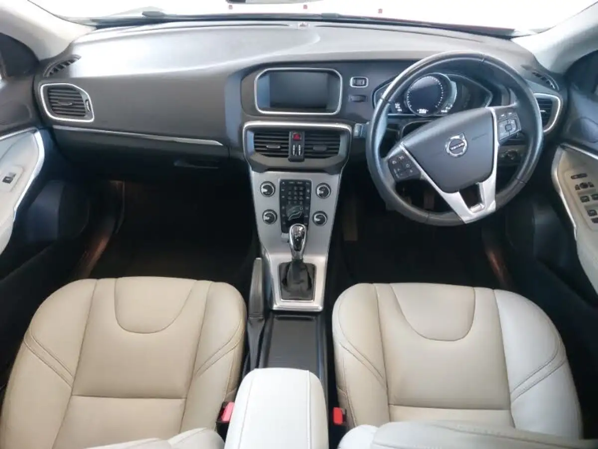 2019-volvo-v40-15-t3-inscription-big-2