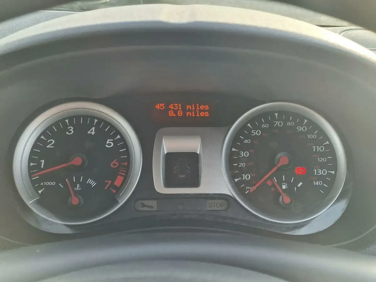 2010-renault-clio-12-i-music-16v-75bhp-hatchback-3d-big-15