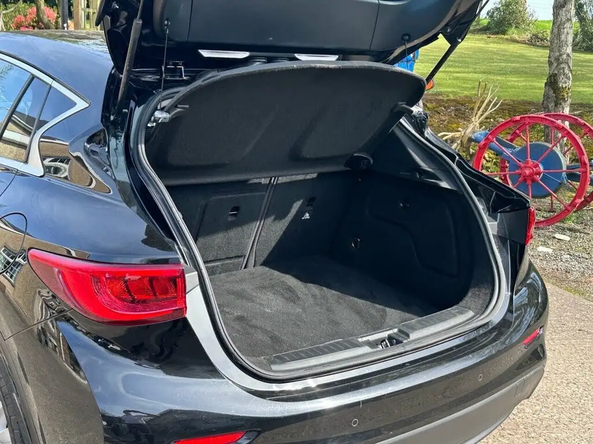 2017-infiniti-q30-15d-se-big-28