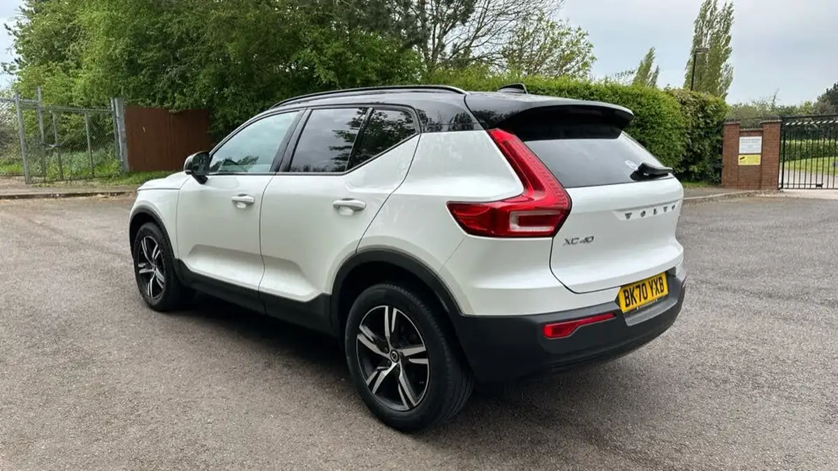 2020-volvo-xc40-15-t3-r-design-big-18