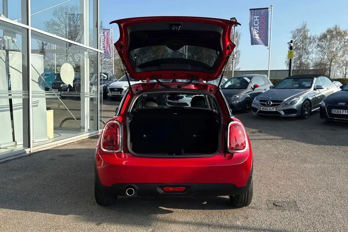 2019-mini-cooper-15-cooper-classic-hatchback-3d-big-37
