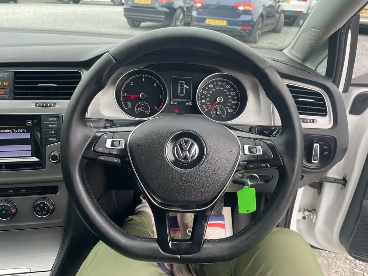 2014-volkswagen-golf-16tdi-se-bmtss-hatchback-5d-big-10