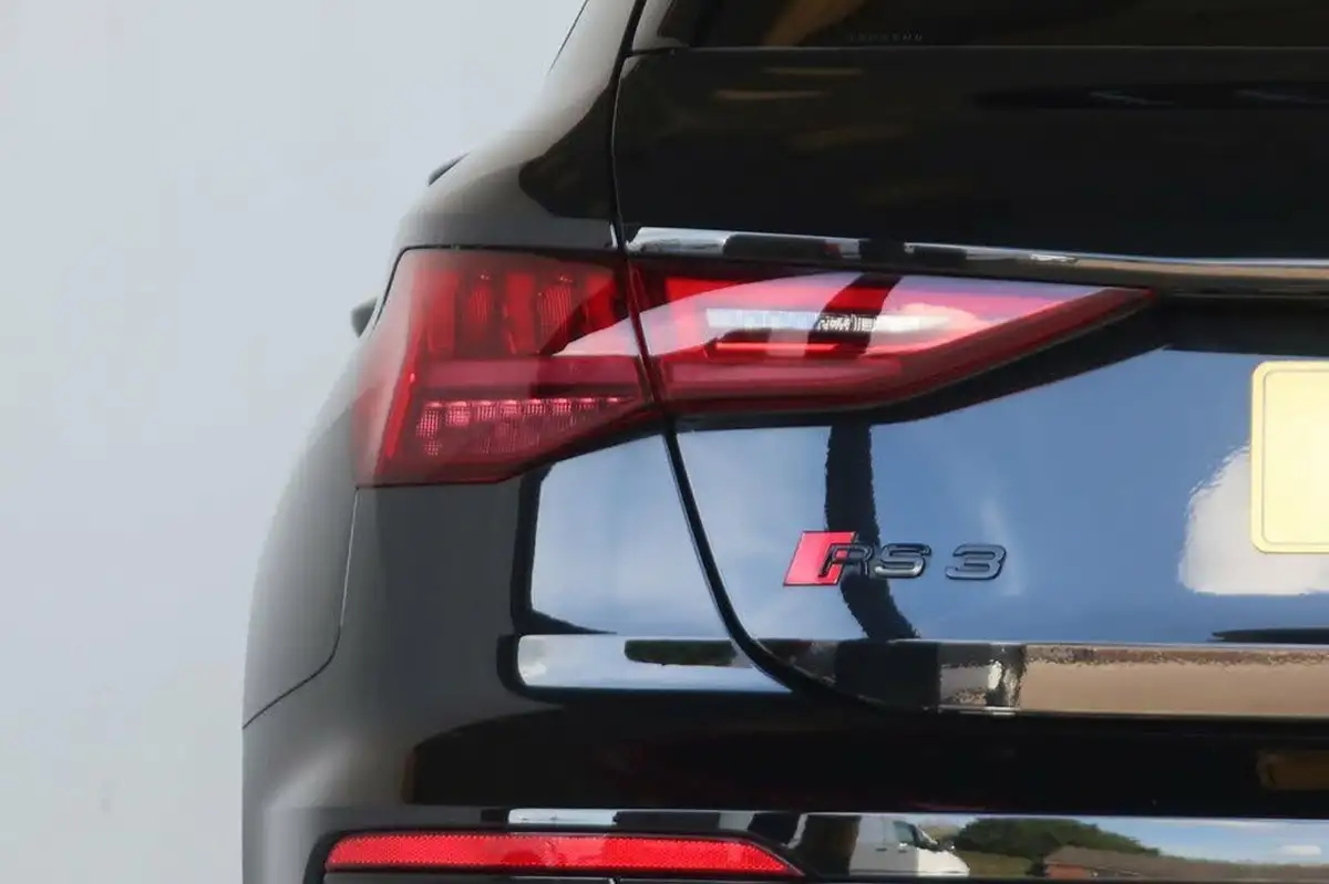 2023-audi-rs3-25-tfsi-carbon-black-sportback-5d-big-18