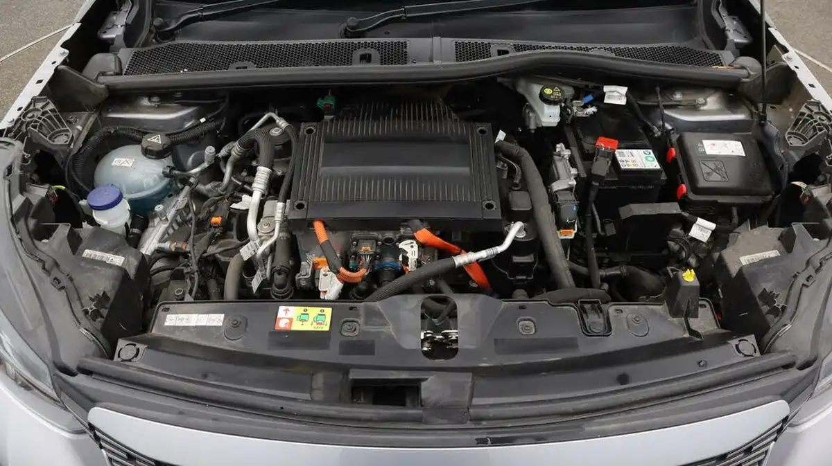 2023-peugeot-2008-suv-e-gt-136bhp-50kwh-station-wagon-big-19
