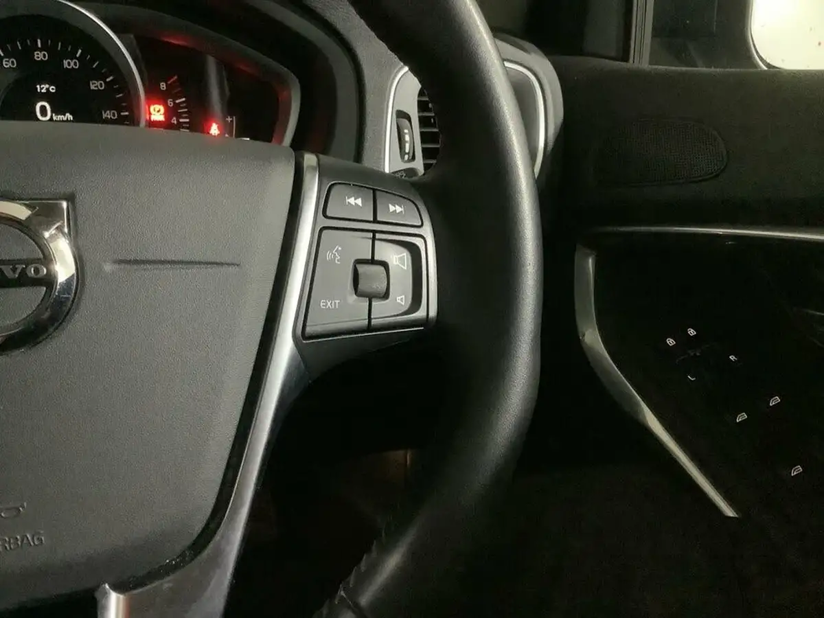 2017-volvo-v40-20-t2-momentum-nav-plus-big-16