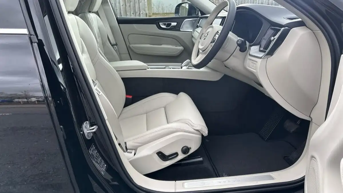 2025-volvo-xc60-20-t8-ultra-dark-big-37