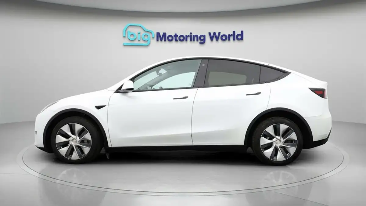 2022-tesla-model-y-e-long-range-big-3